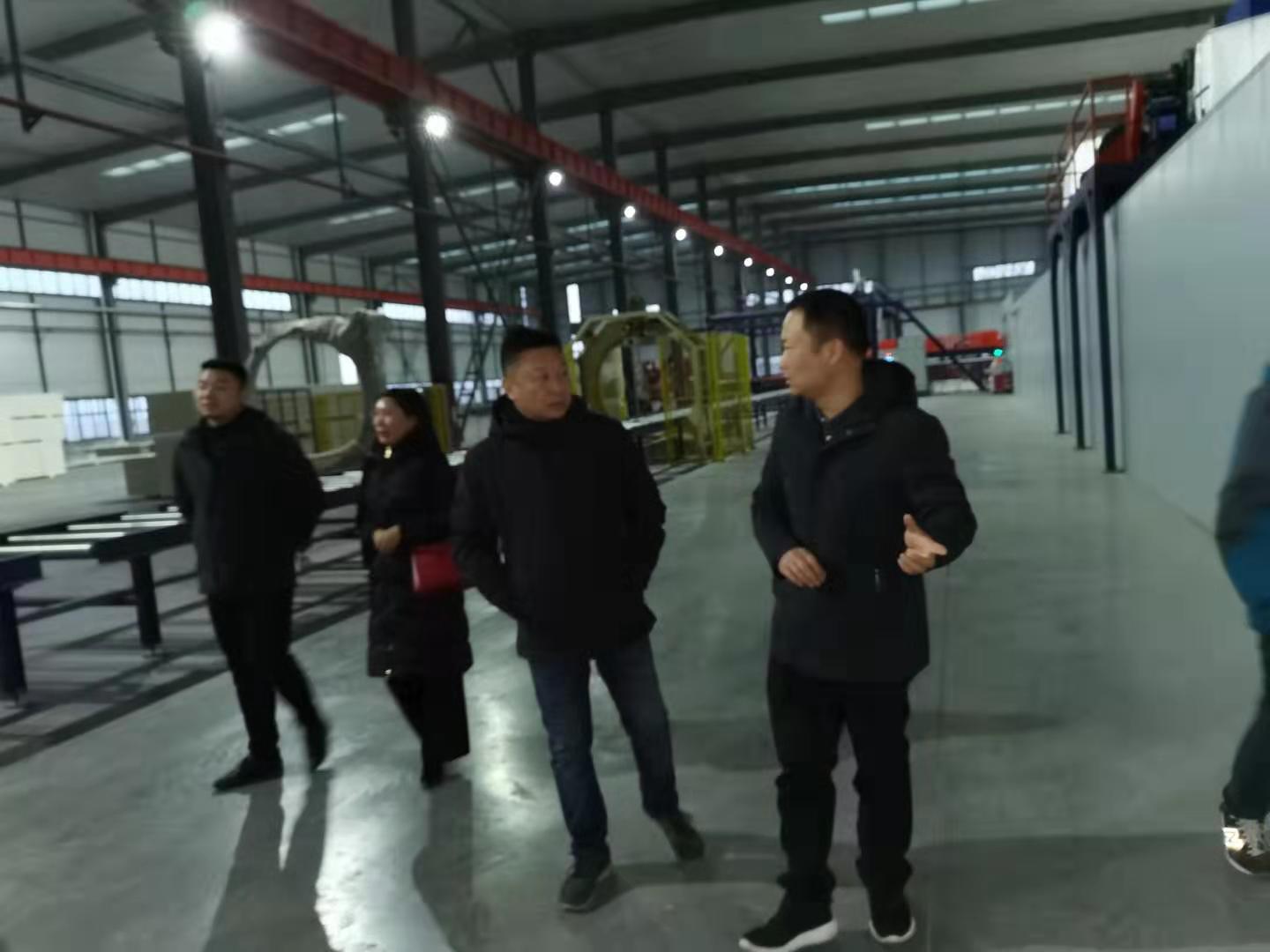 Take customers to visit the metal surface rock wool sandwich panel production line